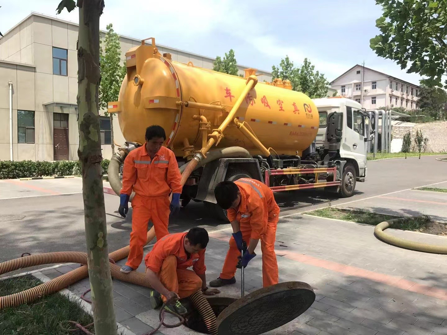 托克托管道疏通车停在窨井附近